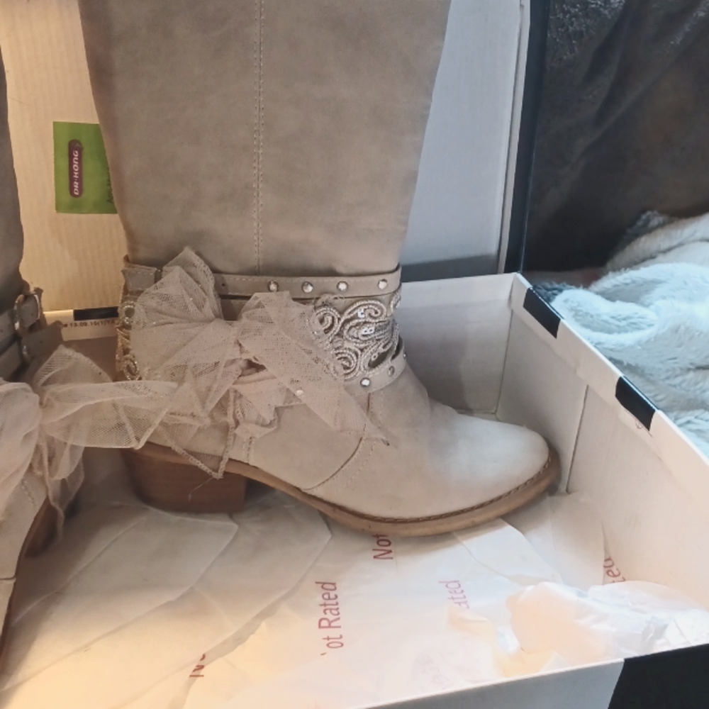 Ladies boots